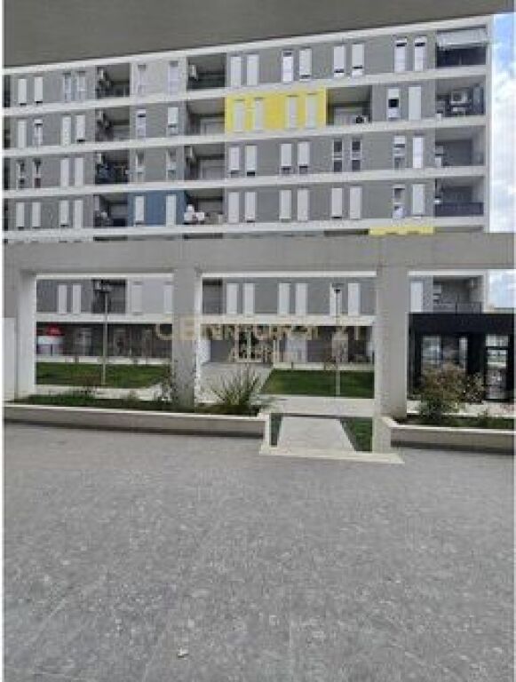 Commercial Unit for Rent + Veranda + 2 Parking Spaces at Univers City Residence