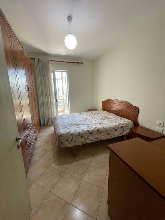 Shitet apartament 1+1