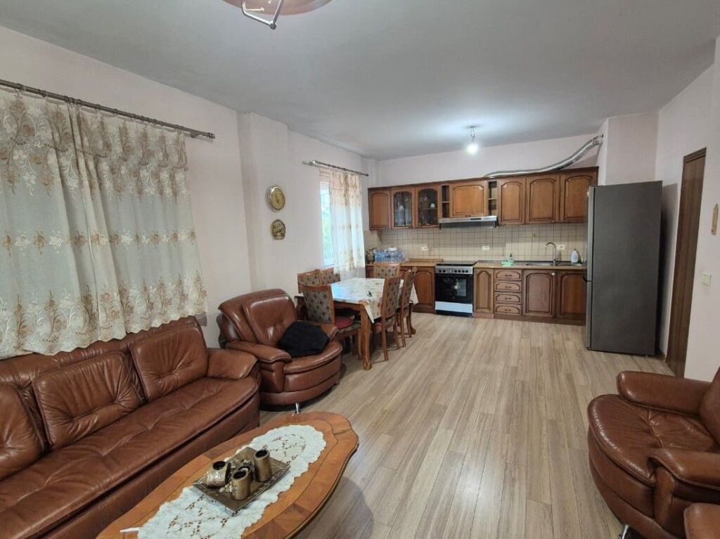 🏡 Jepet me Qira Apartament 2+1+2 tek Komuna e Parisit ✨