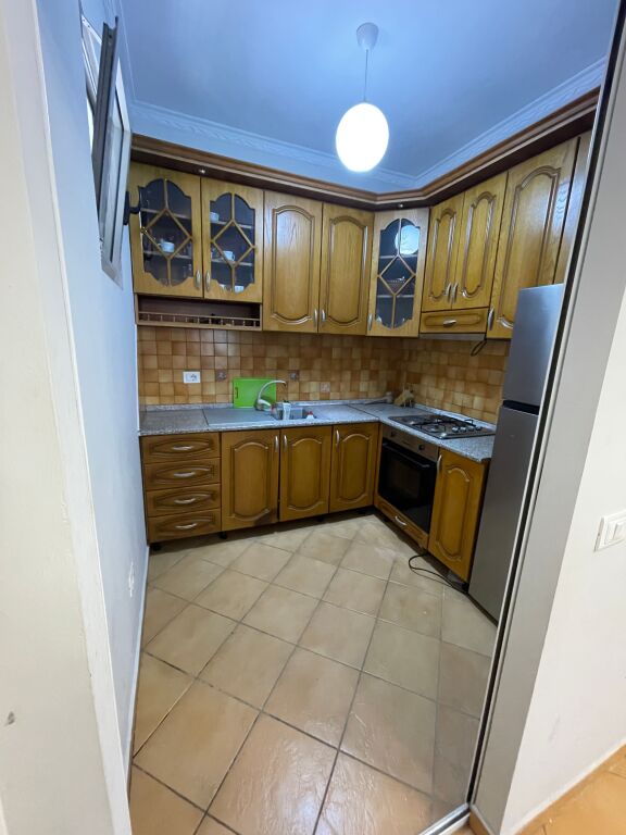 Shitet apartament 1+1