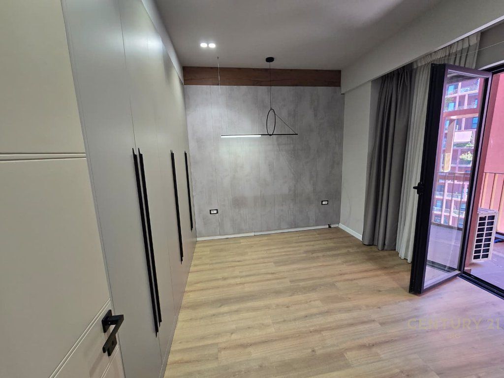 APARTAMENT 3+1 I KONVERTUAR NE 2+1+2 PER SHITJE TEK GARDEN BUILDING!