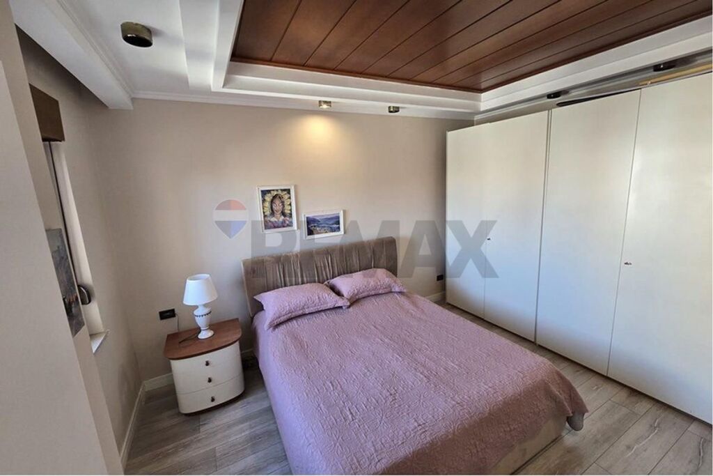 2 apartments for rent are given in the Center
