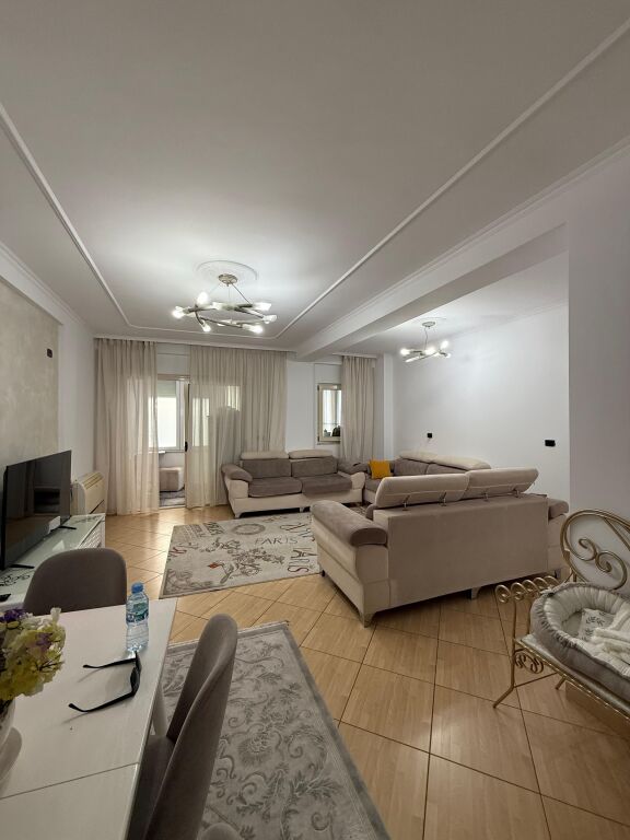 Apartament në shitje në Tiranë, Komuna e Parisit,