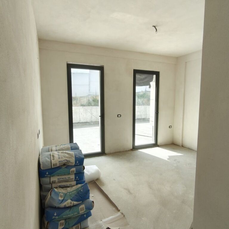 📍 Maison De La Terre, Mjull-Bathore, Tiranë 🏡 Apartament 3+1+2 + Verandë për shitje