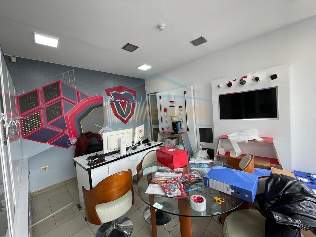 Duplex Ambiente Commerciale, Vicino a Delijorgjit, Tirana.