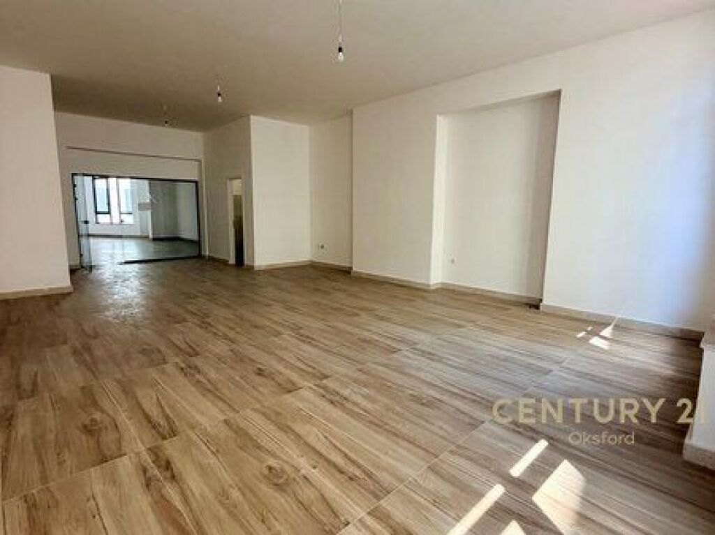 VENDITA AMBIENTE COMMERCIALE NEL CENTRO DI TIRANA
