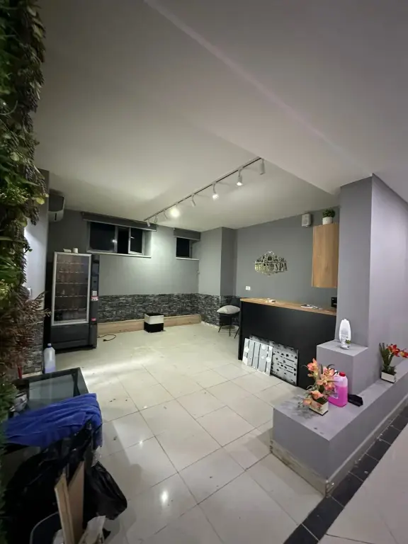 Locale commerciale in vendita (investito) vicino a Piazza Wilson, superficie totale 133 m2, piano -1, prezzo 140.000 Euro