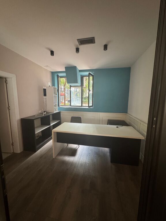 Tirane, locale commerciale in affitto, 55 m² 800 € comprese le tasse (Via Arkitekt Kasemi all'incrocio di Brryli)