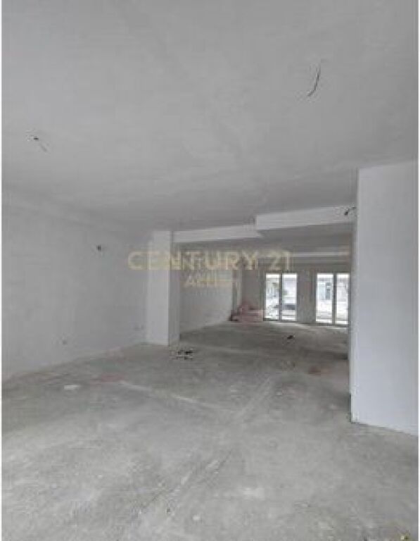 Commercial Unit for Rent + Veranda + 2 Parking Spaces at Univers City Residence
