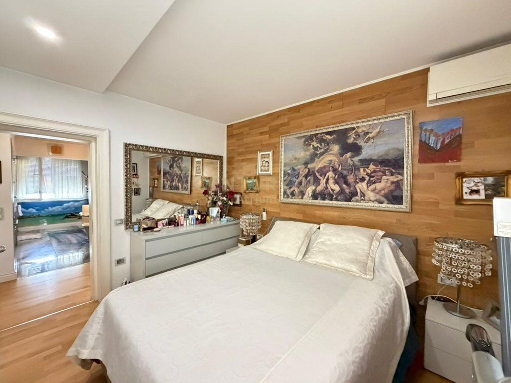 APARTAMENT NE SHITJE 3+1+2+GARAZH+DEPO, NE KOMUNEN E PARISIT PRANE LOG IN BAR!
