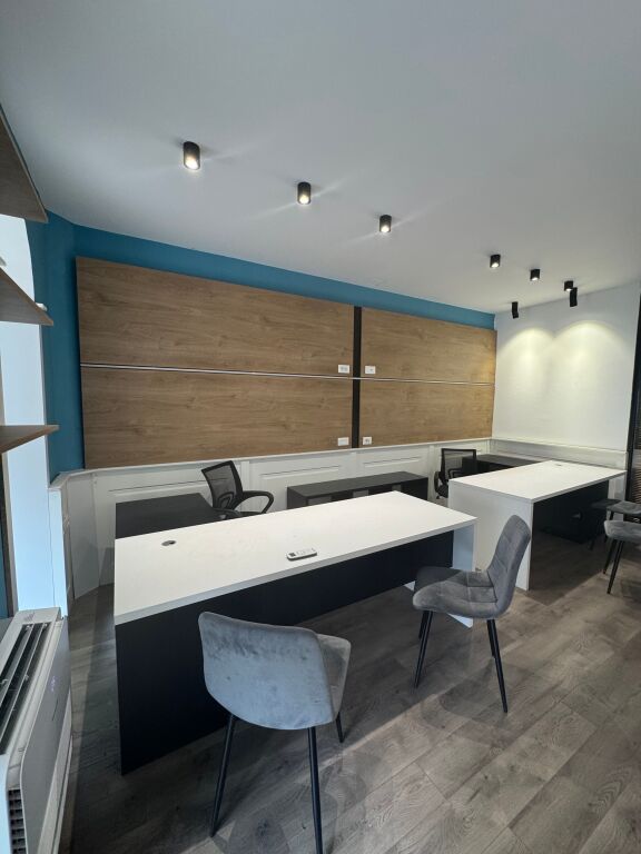 Tirane, locale commerciale in affitto, 55 m² 800 € comprese le tasse (Via Arkitekt Kasemi all'incrocio di Brryli)