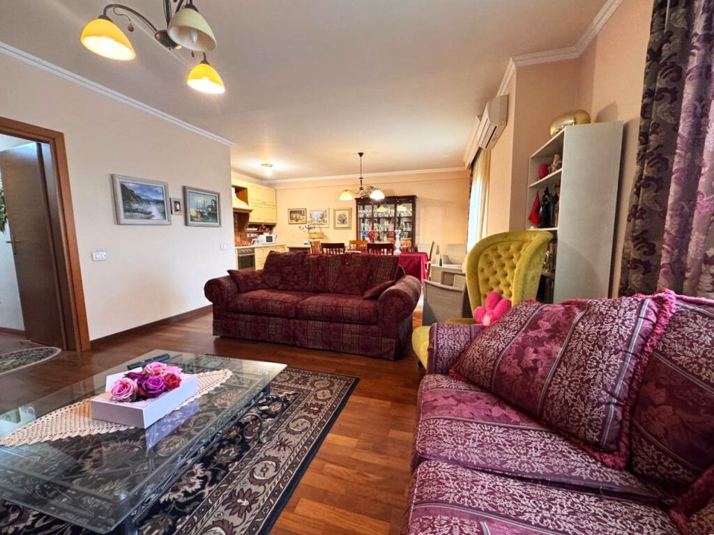 Shitet Apartament
