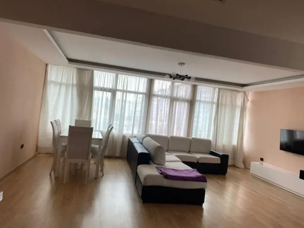 Jepet me qira 2+1+2 Rr.Dritan Hoxha 650 mije leke