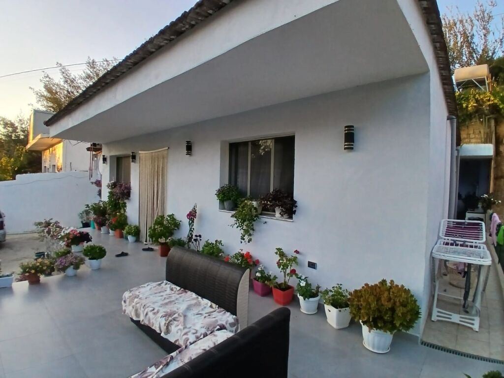 Private House 2+1+2 for Sale in Lanabregas