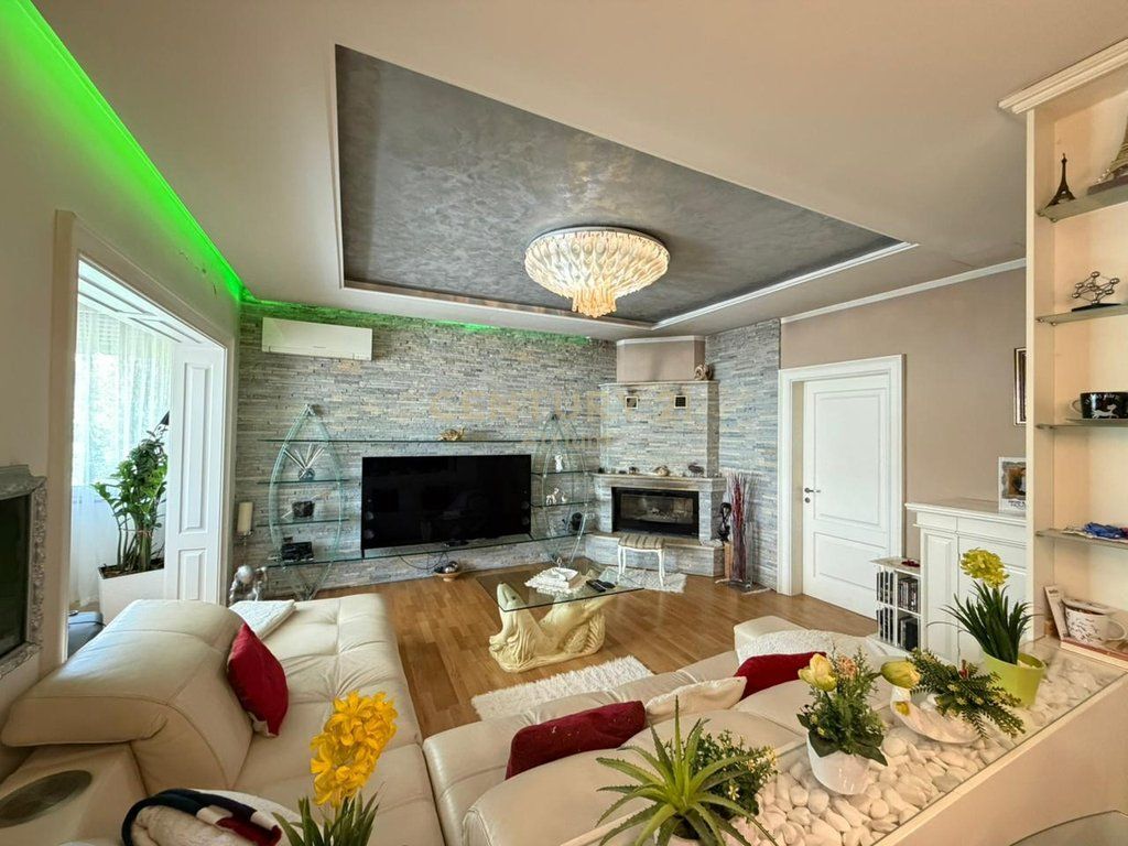 APARTAMENT NE SHITJE 3+1+2+GARAZH+DEPO, NE KOMUNEN E PARISIT PRANE LOG IN BAR!
