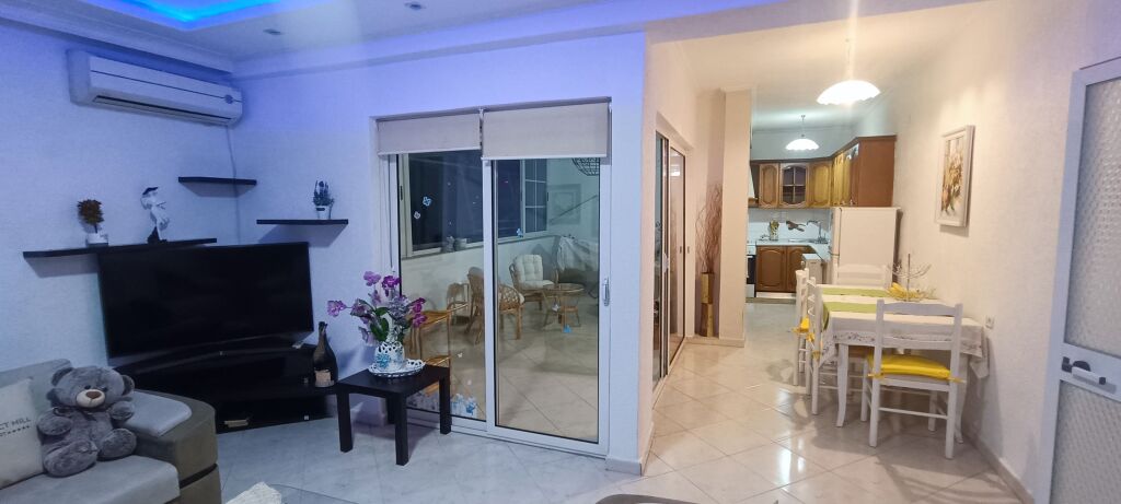 Super Apartment + Verandas In The Block