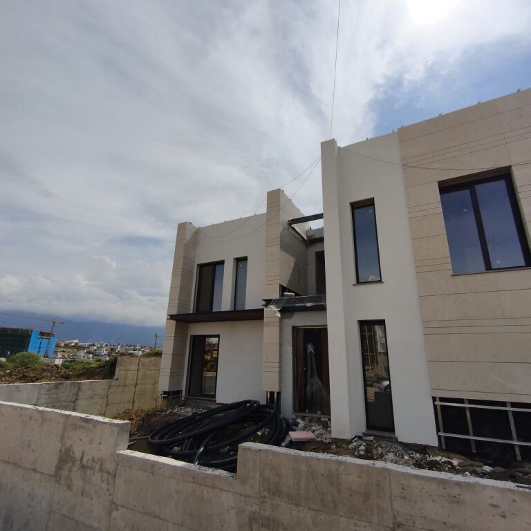 🏡 VILË LUKSOZE PËR SHITJE – Maison de la Terre Residence