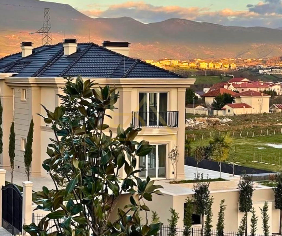 Shitet Vilë Unike me 2 Pishina – Mjull-Bathore, Tiranë