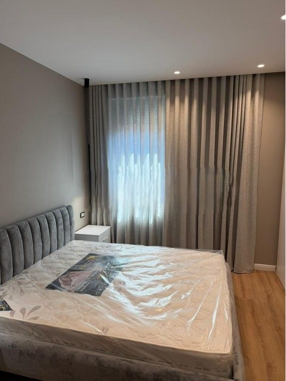 Shitet apartament 1+1 i mobiluar në Kompleksin Xheluks,Rruga e Elbasanit! 130,000 €