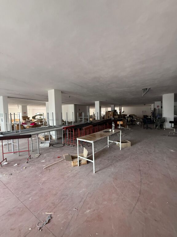 Locale Commerciale in Affitto a Shkozet