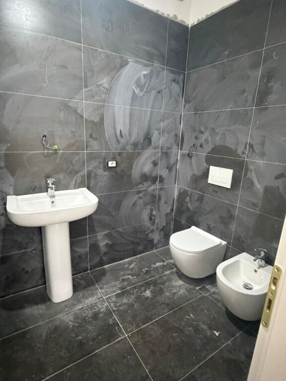 Tirane, shitet apartament 3+1 Kati 5, 125 m² 400.000 € (Komuna e Parisit)