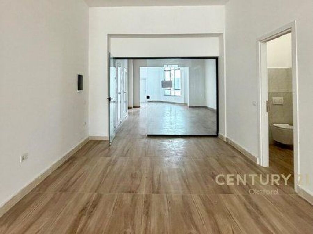 VENDITA AMBIENTE COMMERCIALE NEL CENTRO DI TIRANA