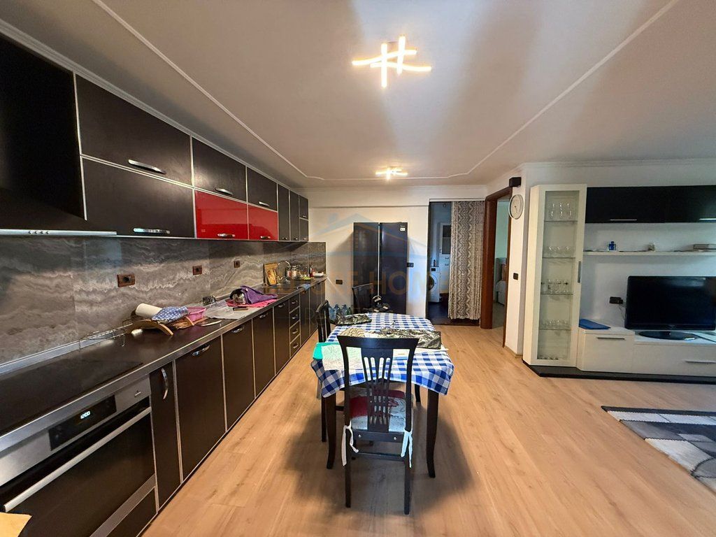 Shitet,Apartament 2+1, Myslym Shyr Tiranë