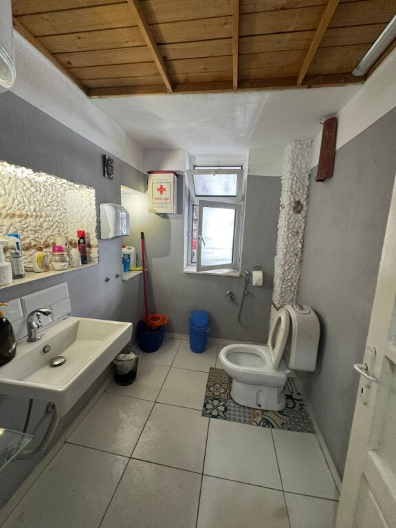 Bar Ristorante in Vendita. Vicino alla Scuola "VASIL SHANTO"  190.000 EURO