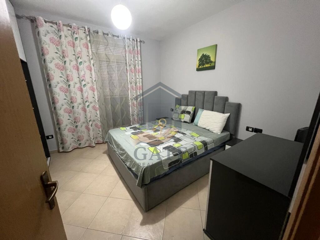 Appartamento 1+1 in affitto nella zona di Shkëmbi a Kavaja, vicino all'Hotel Majestic, in prima linea con il mare.