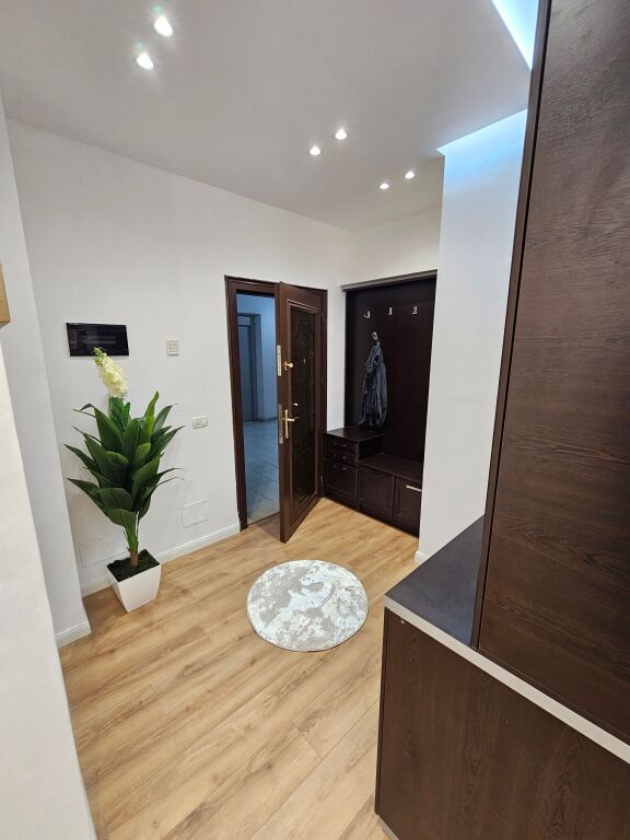 Shitet Apartament 2+1