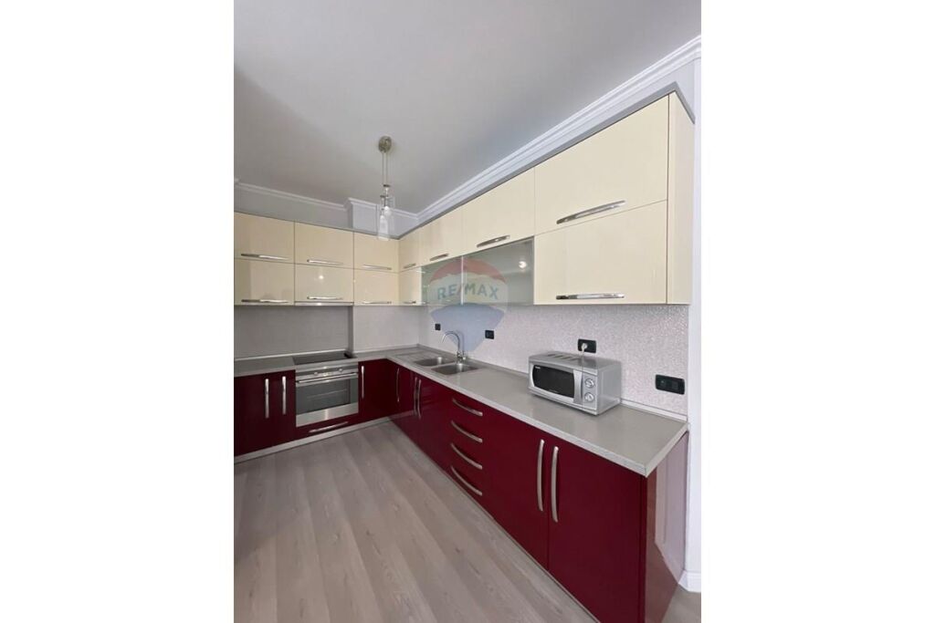 Ofrohet per qira Apartament 3+1 te rruga e Kavajës