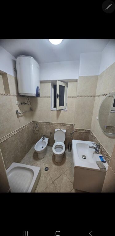 Jepet me qera Apartamenti 1+1 , rruga e Barrikadave pas Maternitetit te Vjeter 650 Mije leke - Widok 4