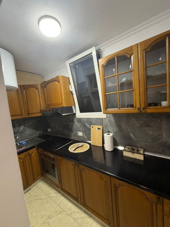 🏡 Appartamento 1+1 in Affitto da Irfan Tomini, al Palazzo con Freccia