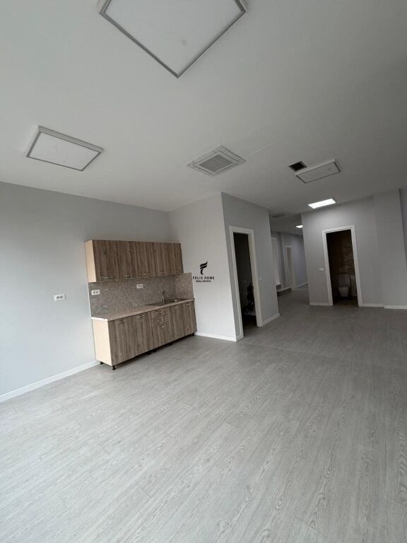 UFFICIO IN AFFITTO 404 M2 NUOVO MERCATO 520.000 LEKE FH-74595