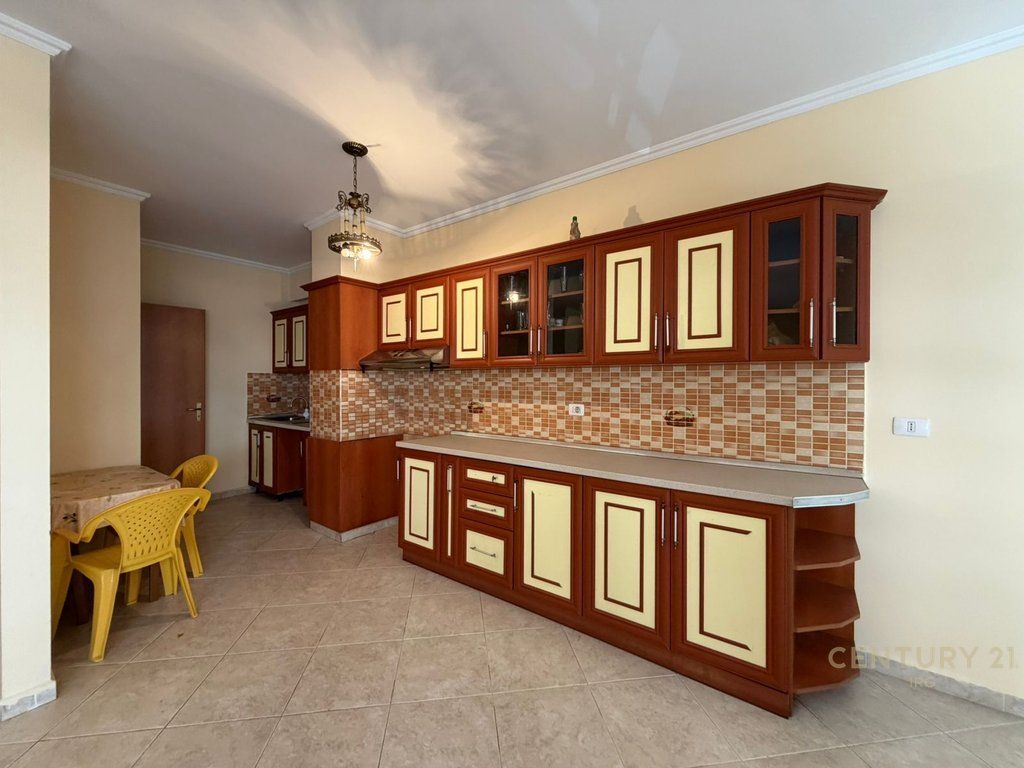 Spazio per ufficio, Al Complesso Halili !! 1.000 € /Mese