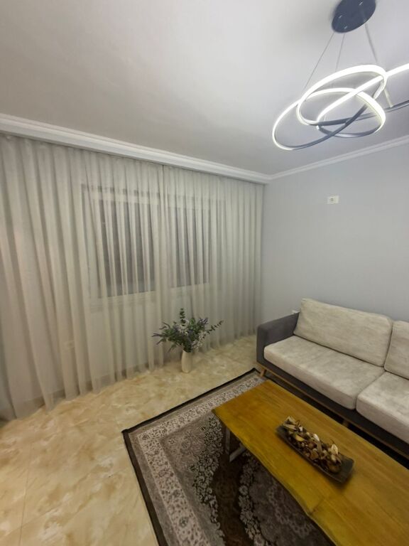 🏡 Appartamento 1+1 in Affitto da Irfan Tomini, al Palazzo con Freccia