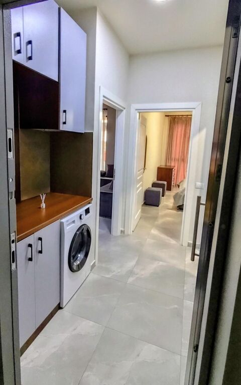 Appartamento 1+1 in affitto, vicino all'Ospedale Nene Tereza Complesso ASL 500 mila leke