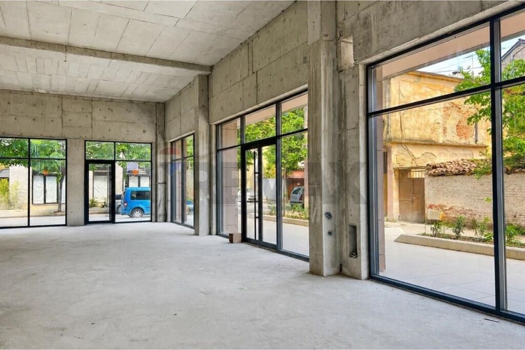 Spazio Commerciale in Affitto in Via Qemal Stafa