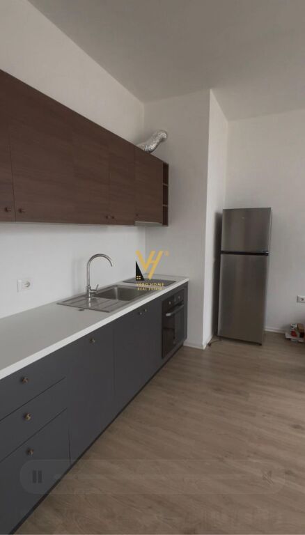 JEPET ZYRE 65 M2 ME QERA TEK RRUGA RIZA CEROVA 450 EURO