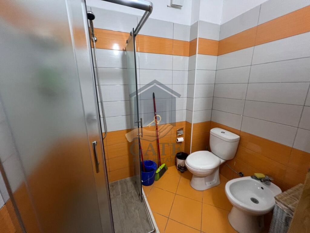 Appartamento 1+1 in affitto nella zona di Shkëmbi a Kavaja, vicino all'Hotel Majestic, in prima linea con il mare.