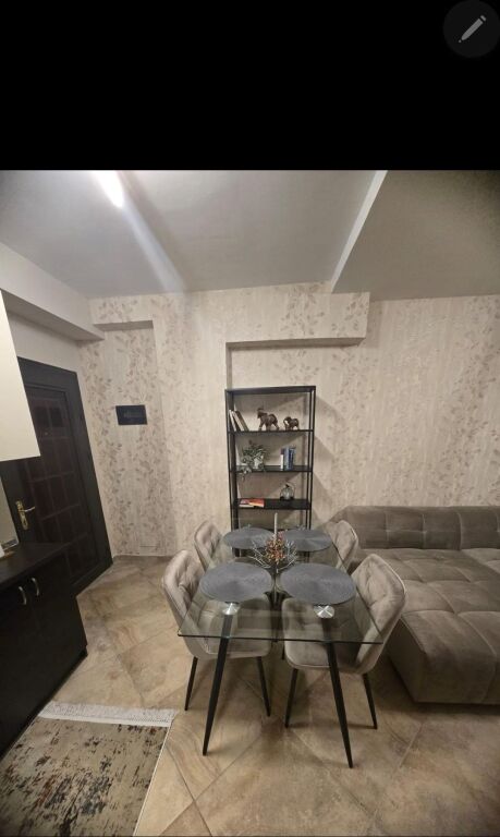 Jepet me qera Apartamenti 1+1 , rruga e Barrikadave pas Maternitetit te Vjeter 650 Mije leke - Widok 2