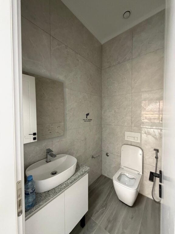 UFFICIO IN AFFITTO 404 M2 NUOVO MERCATO 520.000 LEKE FH-74595