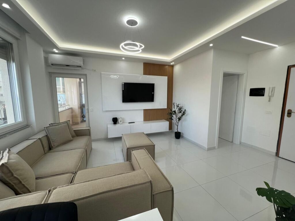 Jepet apartament me qera 1+1 pamje deti