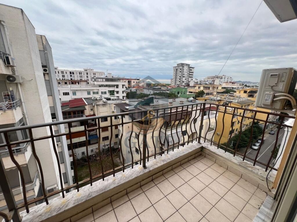 Appartamento 1+1 in affitto nella zona di Shkëmbi a Kavaja, vicino all'Hotel Majestic, in prima linea con il mare.