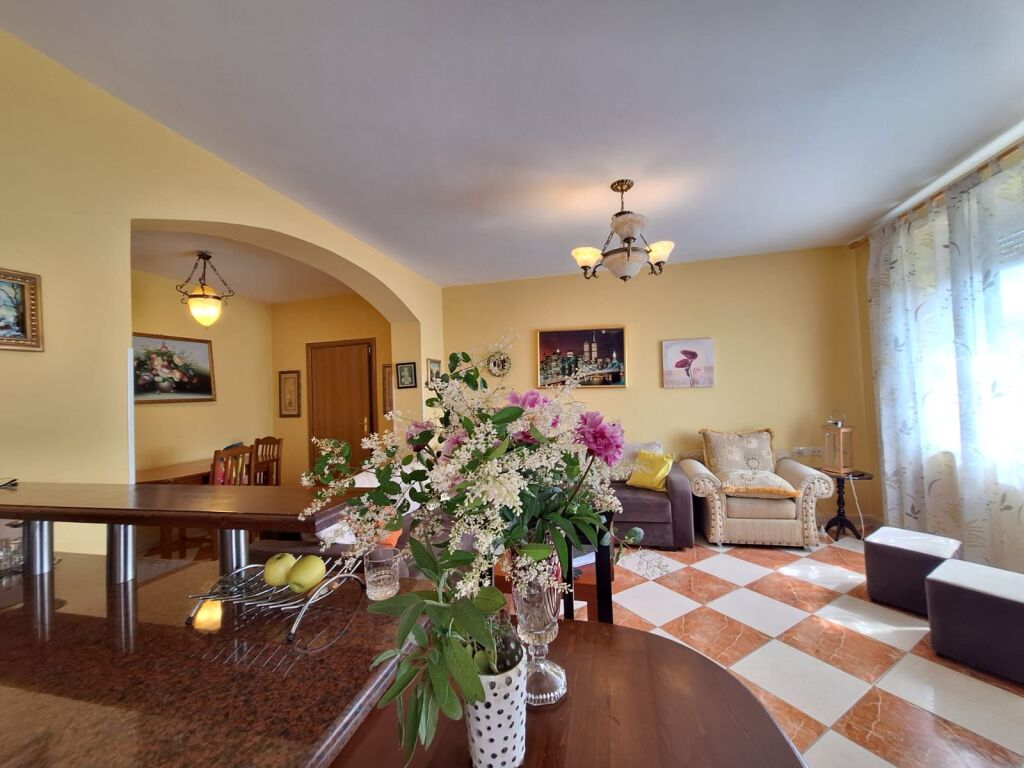 Apartment 2+1+2 with 1 balcony for sale on Kosovareve street