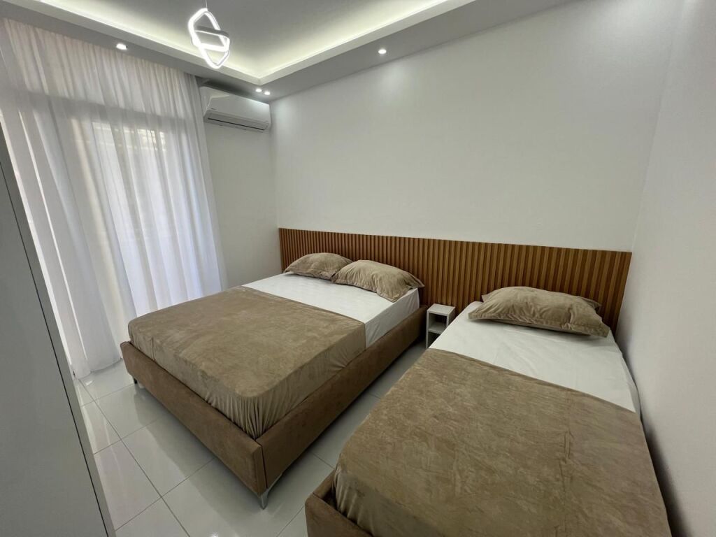 Jepet apartament me qera 1+1 pamje deti