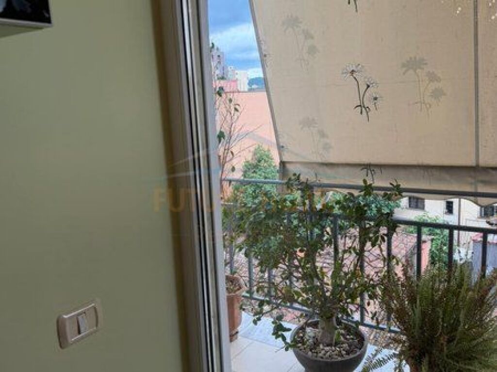 Shitet, Apartament 2+1+Depo, Rruga e Barrikadave, Tiranë