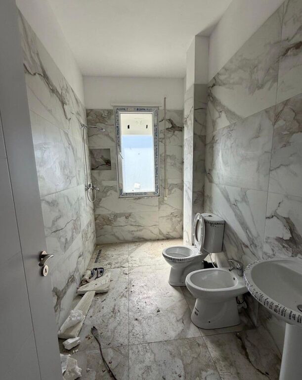 Shitet apartament 2+1+2 banjo + ballkon në një nga zonat më të kërkuara të Kamzës. ☀️
