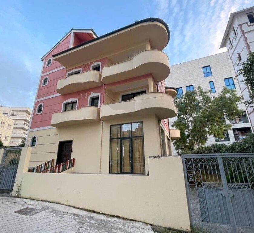 In vendita / In affitto edificio al Lago Secco