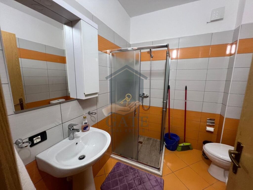 Appartamento 1+1 in affitto nella zona di Shkëmbi a Kavaja, vicino all'Hotel Majestic, in prima linea con il mare.
